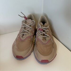 Adidas originals women’s Ozweego in beige and pink